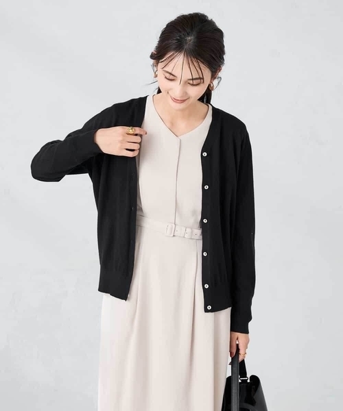 a.v.v（アーヴェヴェ）の「【洗える】Vネック美ラクるカーディガン（カーディガン/ボレロ・レディース・レッド/ブラック/グレー系その他/グレー・38/40/36）」の2枚目の写真