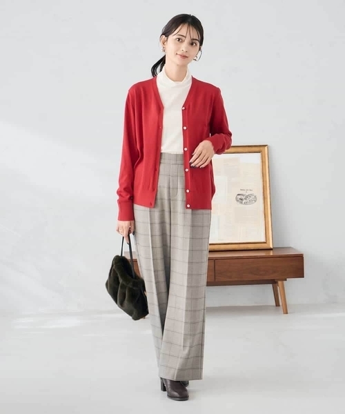 a.v.v（アーヴェヴェ）の「【洗える】Vネック美ラクるカーディガン（カーディガン/ボレロ・レディース・レッド/ブラック/グレー系その他/グレー・38/40/36）」の6枚目の写真