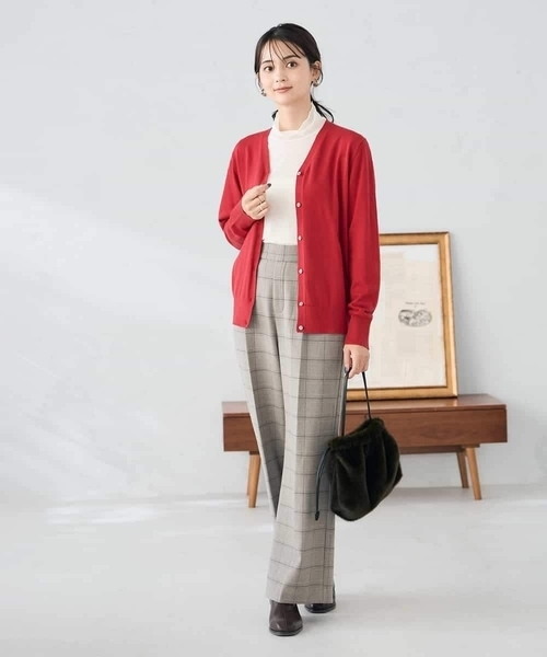 a.v.v（アーヴェヴェ）の「【洗える】Vネック美ラクるカーディガン（カーディガン/ボレロ・レディース・レッド/ブラック/グレー系その他/グレー・38/40/36）」の7枚目の写真