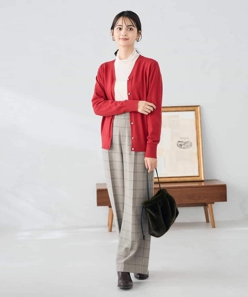 a.v.v（アーヴェヴェ）の「【洗える】Vネック美ラクるカーディガン（カーディガン/ボレロ・レディース・レッド/ブラック/グレー系その他/グレー・38/40/36）」の8枚目の写真