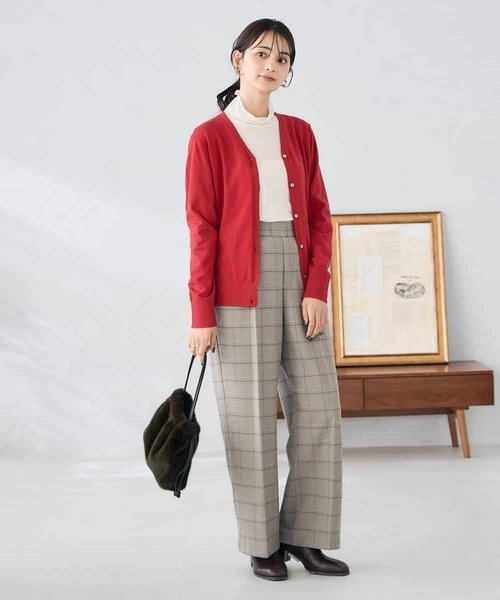 a.v.v（アーヴェヴェ）の「【洗える】Vネック美ラクるカーディガン（カーディガン/ボレロ・レディース・レッド/ブラック/グレー系その他/グレー・38/40/36）」の9枚目の写真