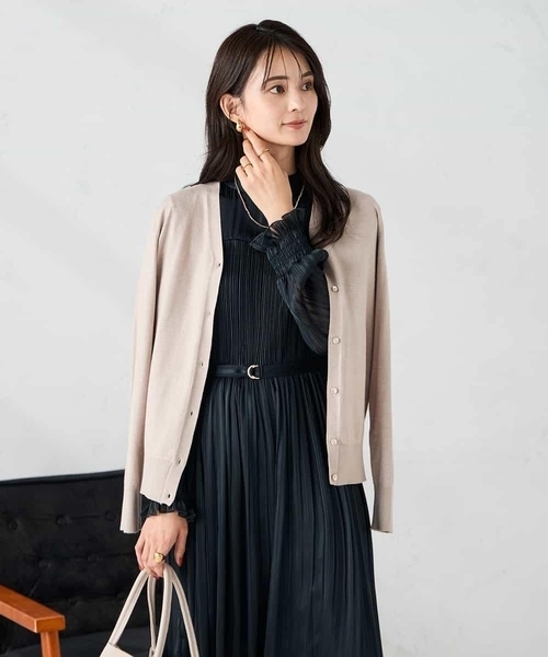 a.v.v（アーヴェヴェ）の「【洗える】Vネック美ラクるカーディガン（カーディガン/ボレロ・レディース・レッド/ブラック/グレー系その他/グレー・38/40/36）」の10枚目の写真