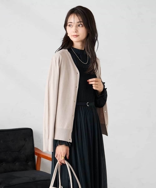 a.v.v（アーヴェヴェ）の「【洗える】Vネック美ラクるカーディガン（カーディガン/ボレロ・レディース・レッド/ブラック/グレー系その他/グレー・38/40/36）」の11枚目の写真