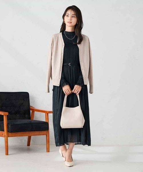 a.v.v（アーヴェヴェ）の「【洗える】Vネック美ラクるカーディガン（カーディガン/ボレロ・レディース・レッド/ブラック/グレー系その他/グレー・38/40/36）」の12枚目の写真