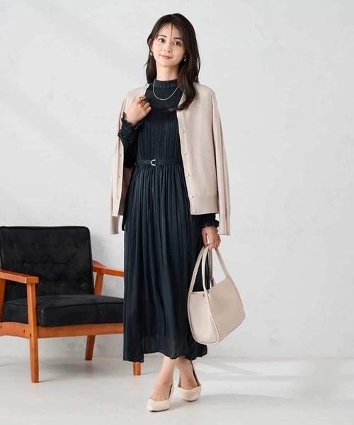 a.v.v（アーヴェヴェ）の「【洗える】Vネック美ラクるカーディガン（カーディガン/ボレロ・レディース・レッド/ブラック/グレー系その他/グレー・38/40/36）」の13枚目の写真