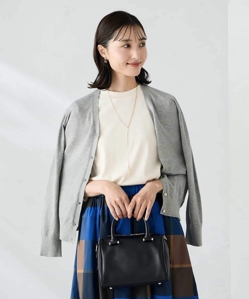 a.v.v（アーヴェヴェ）の「【洗える】Vネック美ラクるカーディガン（カーディガン/ボレロ・レディース・レッド/ブラック/グレー系その他/グレー・38/40/36）」の15枚目の写真