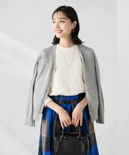 a.v.v（アーヴェヴェ）の「【洗える】Vネック美ラクるカーディガン（カーディガン/ボレロ・レディース・レッド/ブラック/グレー系その他/グレー・38/40/36）」の16枚目の写真