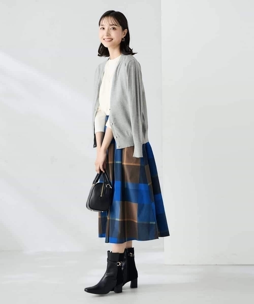 a.v.v（アーヴェヴェ）の「【洗える】Vネック美ラクるカーディガン（カーディガン/ボレロ・レディース・レッド/ブラック/グレー系その他/グレー・38/40/36）」の18枚目の写真