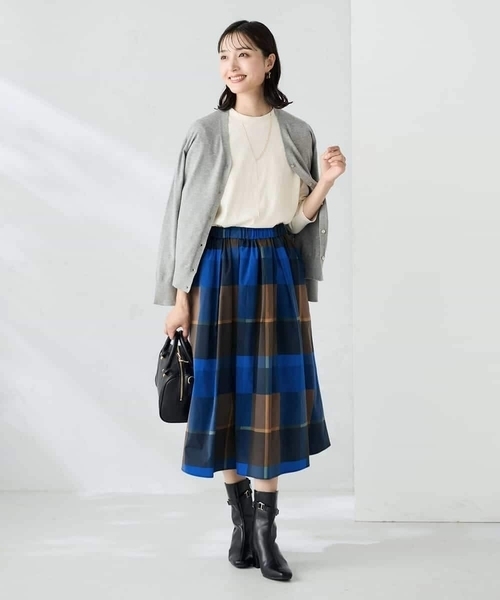 a.v.v（アーヴェヴェ）の「【洗える】Vネック美ラクるカーディガン（カーディガン/ボレロ・レディース・レッド/ブラック/グレー系その他/グレー・38/40/36）」の20枚目の写真