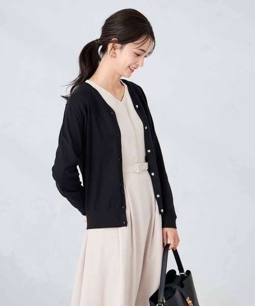 a.v.v（アーヴェヴェ）の「【洗える】Vネック美ラクるカーディガン（カーディガン/ボレロ・レディース・レッド/ブラック/グレー系その他/グレー・38/40/36）」の21枚目の写真