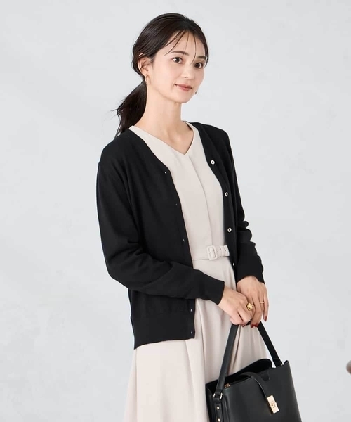 a.v.v（アーヴェヴェ）の「【洗える】Vネック美ラクるカーディガン（カーディガン/ボレロ・レディース・レッド/ブラック/グレー系その他/グレー・38/40/36）」の22枚目の写真