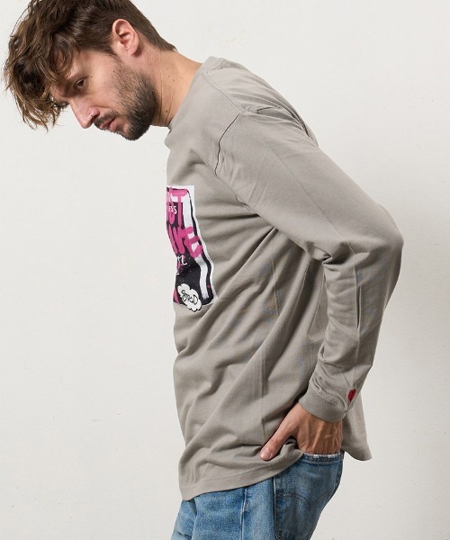 STUD MUFFIN(スタッドマフィン)の「mlt5469-5.6ozコットン天竺 クレジットグラフィティ&パッチLSシャツ ロンT(614-02857)(Tシャツ/カットソー・メンズ・ホワイト/ブラック/チャコールグレー・2/3/4)」の17枚目の写真