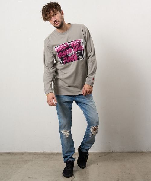 STUD MUFFIN(スタッドマフィン)の「mlt5469-5.6ozコットン天竺 クレジットグラフィティ&パッチLSシャツ ロンT(614-02857)(Tシャツ/カットソー・メンズ・ホワイト/ブラック/チャコールグレー・2/3/4)」の19枚目の写真