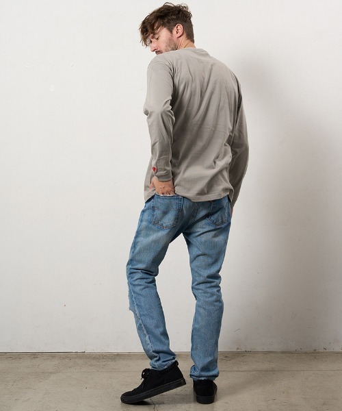 STUD MUFFIN(スタッドマフィン)の「mlt5469-5.6ozコットン天竺 クレジットグラフィティ&パッチLSシャツ ロンT(614-02857)(Tシャツ/カットソー・メンズ・ホワイト/ブラック/チャコールグレー・2/3/4)」の20枚目の写真