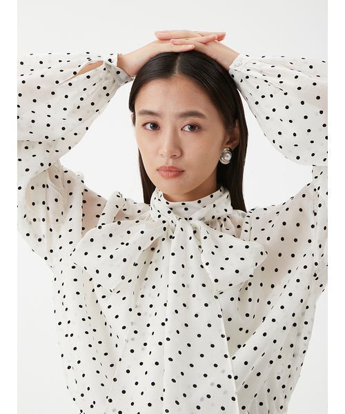 Mila Owen(ミラオーウェン)の「ボウタイシアーブラウス(シャツ/ブラウス・レディース・ライム/ピンク/アイボリー/ブラック・F)」の12枚目の写真