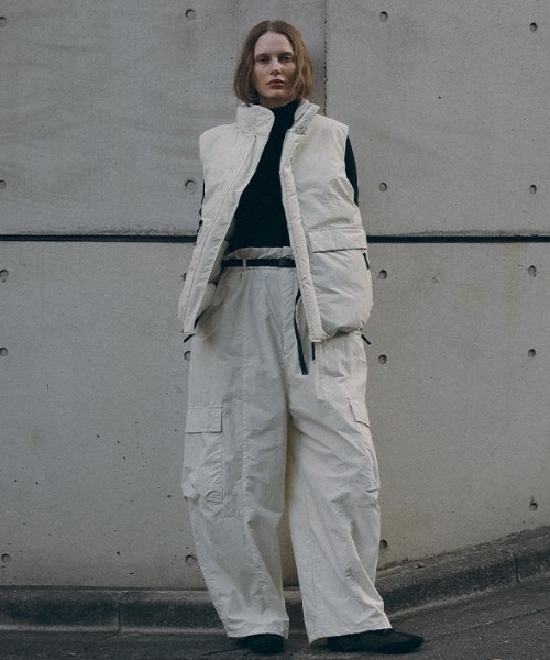 ETRE TOKYO（エトレトウキョウ）の「Marmot×ETRE TOKYO PERTEXダウンベスト（ダウンベスト・レディース・ブラック/オフホワイト・S/M）」の4枚目の写真