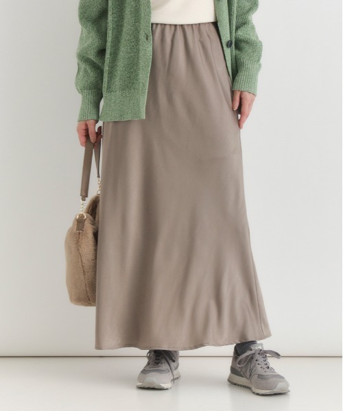 Right-on（ライトオン）の「【HONEYSUCKLE ROSE】サテン ナロースカート (Iライン / ロング丈 / ウエストゴム/ 上品見え / 華奢見え / きれいめカジュアル / 手洗い可)（スカート・レディース・ライトベージュ/ブラック/ダークベージュ・S/M/L）」の3枚目の写真