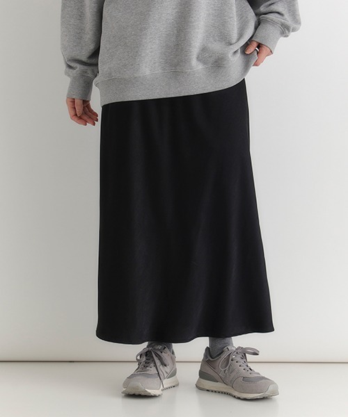 Right-on（ライトオン）の「【HONEYSUCKLE ROSE】サテン ナロースカート (Iライン / ロング丈 / ウエストゴム/ 上品見え / 華奢見え / きれいめカジュアル / 手洗い可)（スカート・レディース・ライトベージュ/ブラック/ダークベージュ・S/M/L）」の2枚目の写真