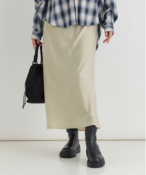 Right-on（ライトオン）の「【HONEYSUCKLE ROSE】サテン ナロースカート (Iライン / ロング丈 / ウエストゴム/ 上品見え / 華奢見え / きれいめカジュアル / 手洗い可)（スカート・レディース・ライトベージュ/ブラック/ダークベージュ・S/M/L）」の4枚目の写真
