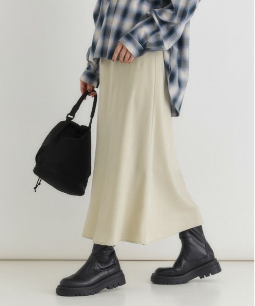 Right-on（ライトオン）の「【HONEYSUCKLE ROSE】サテン ナロースカート (Iライン / ロング丈 / ウエストゴム/ 上品見え / 華奢見え / きれいめカジュアル / 手洗い可)（スカート・レディース・ライトベージュ/ブラック/ダークベージュ・S/M/L）」の5枚目の写真