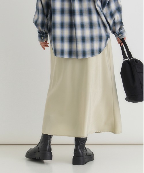 Right-on（ライトオン）の「【HONEYSUCKLE ROSE】サテン ナロースカート (Iライン / ロング丈 / ウエストゴム/ 上品見え / 華奢見え / きれいめカジュアル / 手洗い可)（スカート・レディース・ライトベージュ/ブラック/ダークベージュ・S/M/L）」の6枚目の写真