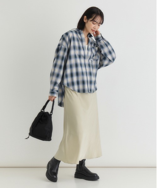 Right-on（ライトオン）の「【HONEYSUCKLE ROSE】サテン ナロースカート (Iライン / ロング丈 / ウエストゴム/ 上品見え / 華奢見え / きれいめカジュアル / 手洗い可)（スカート・レディース・ライトベージュ/ブラック/ダークベージュ・S/M/L）」の8枚目の写真