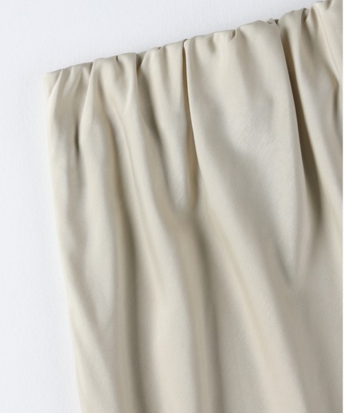 Right-on（ライトオン）の「【HONEYSUCKLE ROSE】サテン ナロースカート (Iライン / ロング丈 / ウエストゴム/ 上品見え / 華奢見え / きれいめカジュアル / 手洗い可)（スカート・レディース・ライトベージュ/ブラック/ダークベージュ・S/M/L）」の10枚目の写真