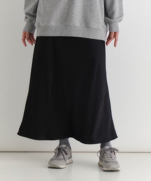 Right-on（ライトオン）の「【HONEYSUCKLE ROSE】サテン ナロースカート (Iライン / ロング丈 / ウエストゴム/ 上品見え / 華奢見え / きれいめカジュアル / 手洗い可)（スカート・レディース・ライトベージュ/ブラック/ダークベージュ・S/M/L）」の18枚目の写真