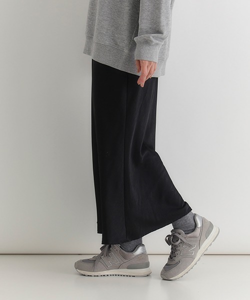 Right-on（ライトオン）の「【HONEYSUCKLE ROSE】サテン ナロースカート (Iライン / ロング丈 / ウエストゴム/ 上品見え / 華奢見え / きれいめカジュアル / 手洗い可)（スカート・レディース・ライトベージュ/ブラック/ダークベージュ・S/M/L）」の19枚目の写真