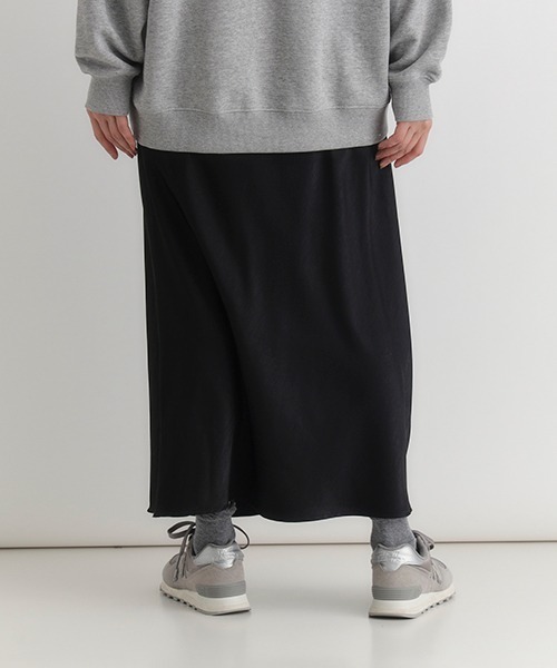 Right-on（ライトオン）の「【HONEYSUCKLE ROSE】サテン ナロースカート (Iライン / ロング丈 / ウエストゴム/ 上品見え / 華奢見え / きれいめカジュアル / 手洗い可)（スカート・レディース・ライトベージュ/ブラック/ダークベージュ・S/M/L）」の20枚目の写真