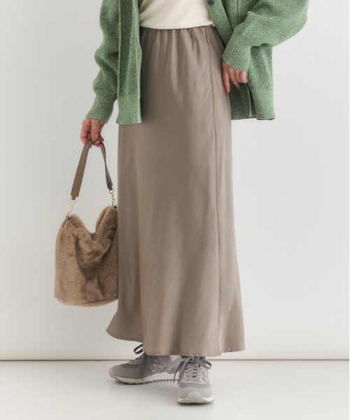 Right-on（ライトオン）の「【HONEYSUCKLE ROSE】サテン ナロースカート (Iライン / ロング丈 / ウエストゴム/ 上品見え / 華奢見え / きれいめカジュアル / 手洗い可)（スカート・レディース・ライトベージュ/ブラック/ダークベージュ・S/M/L）」の14枚目の写真