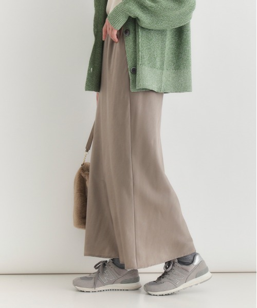 Right-on（ライトオン）の「【HONEYSUCKLE ROSE】サテン ナロースカート (Iライン / ロング丈 / ウエストゴム/ 上品見え / 華奢見え / きれいめカジュアル / 手洗い可)（スカート・レディース・ライトベージュ/ブラック/ダークベージュ・S/M/L）」の15枚目の写真