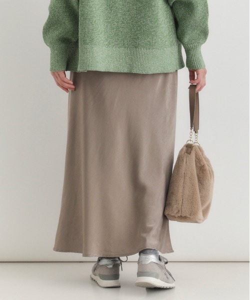 Right-on（ライトオン）の「【HONEYSUCKLE ROSE】サテン ナロースカート (Iライン / ロング丈 / ウエストゴム/ 上品見え / 華奢見え / きれいめカジュアル / 手洗い可)（スカート・レディース・ライトベージュ/ブラック/ダークベージュ・S/M/L）」の13枚目の写真