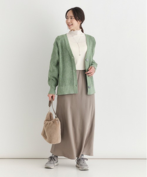 Right-on（ライトオン）の「【HONEYSUCKLE ROSE】サテン ナロースカート (Iライン / ロング丈 / ウエストゴム/ 上品見え / 華奢見え / きれいめカジュアル / 手洗い可)（スカート・レディース・ライトベージュ/ブラック/ダークベージュ・S/M/L）」の16枚目の写真