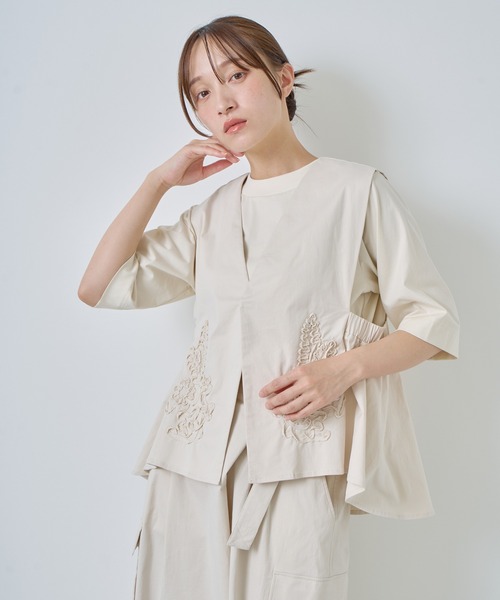 Kelen(ケレン)の「「KELEN / ケレン」コード刺繍Vネックベスト(シャツ/ブラウス・レディース・ブラック/アイボリー/ベージュ・FREE)」の2枚目の写真