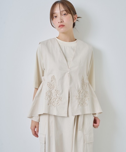 Kelen(ケレン)の「「KELEN / ケレン」コード刺繍Vネックベスト(シャツ/ブラウス・レディース・ブラック/アイボリー/ベージュ・FREE)」の13枚目の写真
