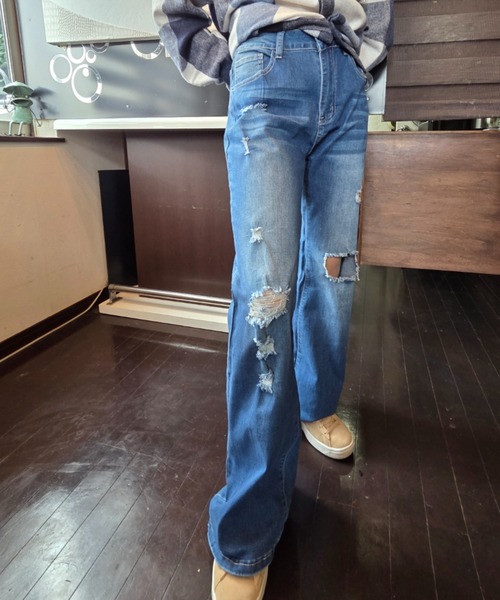 Loco Ocean(ロコオーシャン)の「ダメージフレアデニムパンツ(デニムパンツ・レディース・ブルー・M/L)」の1枚目の写真