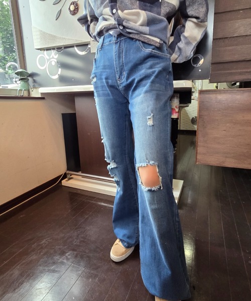 Loco Ocean(ロコオーシャン)の「ダメージフレアデニムパンツ(デニムパンツ・レディース・ブルー・M/L)」の3枚目の写真