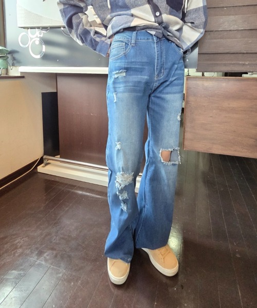 Loco Ocean(ロコオーシャン)の「ダメージフレアデニムパンツ(デニムパンツ・レディース・ブルー・M/L)」の5枚目の写真