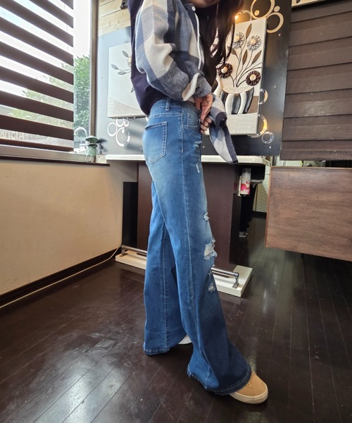 Loco Ocean(ロコオーシャン)の「ダメージフレアデニムパンツ(デニムパンツ・レディース・ブルー・M/L)」の12枚目の写真