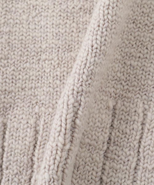 EDIFICE（エディフィス）の「ETS.MATERIAUX(マテリオ)  スラブ Vニット（ニット/セーター・メンズ・ブラック/ベージュ/キャメル・MEDIUM/LARGE）」の9枚目の写真