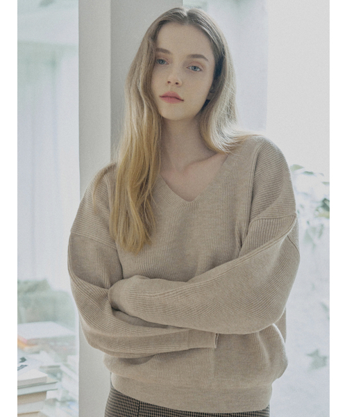 AVANT-G(アバン)の「V-neck Oversized Knit Pullover - BEIGE(ニット/セーター・レディース・その他・FREE)」の1枚目の写真
