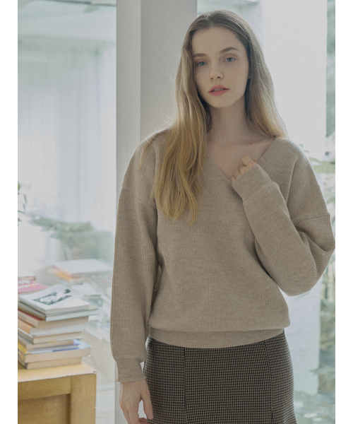 AVANT-G(アバン)の「V-neck Oversized Knit Pullover - BEIGE(ニット/セーター・レディース・その他・FREE)」の2枚目の写真