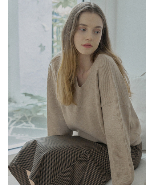 AVANT-G(アバン)の「V-neck Oversized Knit Pullover - BEIGE(ニット/セーター・レディース・その他・FREE)」の3枚目の写真