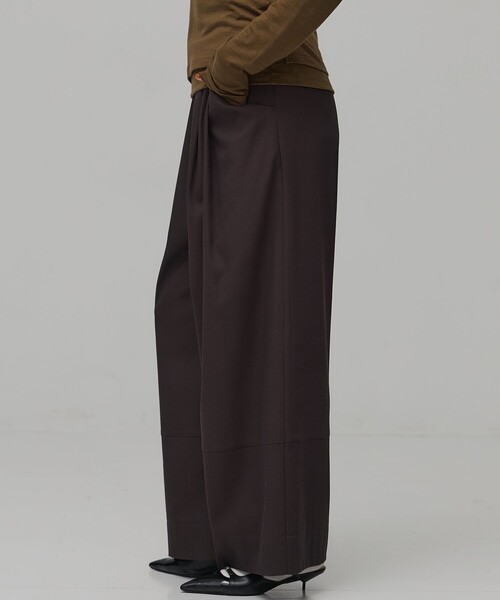 PUBLIC TOKYO（パブリックトウキョウ）の「サテンタックイージーパンツ（チノパンツ・レディース・ブラック/ブラウン・1/2）」の4枚目の写真