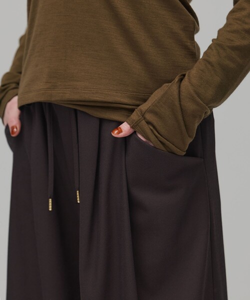 PUBLIC TOKYO（パブリックトウキョウ）の「サテンタックイージーパンツ（チノパンツ・レディース・ブラック/ブラウン・1/2）」の8枚目の写真
