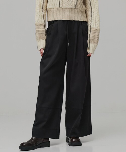 PUBLIC TOKYO（パブリックトウキョウ）の「サテンタックイージーパンツ（チノパンツ・レディース・ブラック/ブラウン・1/2）」の2枚目の写真