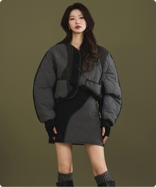 I.O.E(アイオイ)の「キルティング×ニット コンビブルゾン(ジャケット単品)(ダウンジャケット/コート・レディース・ダークグレー・FREE)」の1枚目の写真