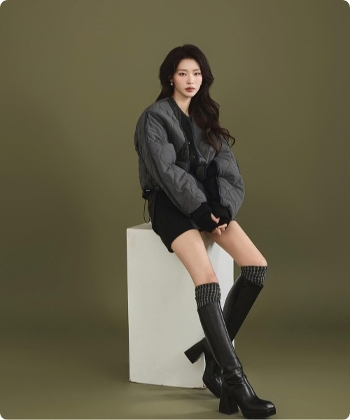 I.O.E(アイオイ)の「キルティング×ニット コンビブルゾン(ジャケット単品)(ダウンジャケット/コート・レディース・ダークグレー・FREE)」の4枚目の写真