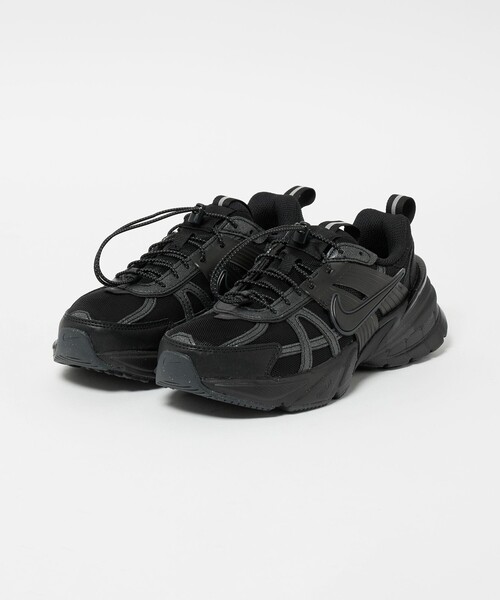 NIKE(ナイキ)の「<NIKE>V2K ラン BLK スニーカー(スニーカー・レディース・ブラック・25.5cm/25cm/22.5cm/23.5cm/23cm/24.5cm/24cm)」の2枚目の写真